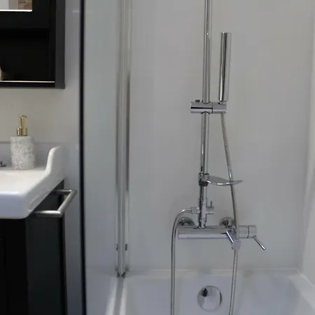 Augusta Street 213 - 2 Dto Apartmán